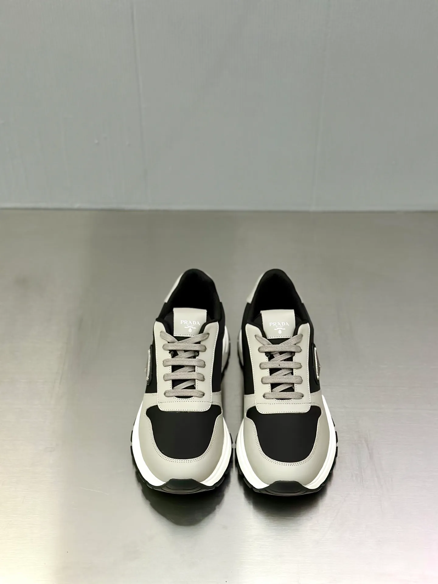 💰740 Prada/Prada men's new mesh stitching sneakers. This sneaker presents a modern version, reinterpreting the brand's archive style with clean lines and smooth details. The shoes are made of calf leather and technical fabric, with a triangular metal logo on the outside, bright TPU decoration on the heel, and a longer and padded inner heel design for a more comfortable fit. The tongue is decorated with a silk-screen logo, and is paired with a hollow rubber sole on the heel. The full cowhide lining comes standard with logo cowhide foot pads, making the upper foot taller, more comfortable, and versatile! Comes with full original packaging! Size: 39-40-41-42-43-44 standard leather shoe size (45 can be customized and does not support returns)